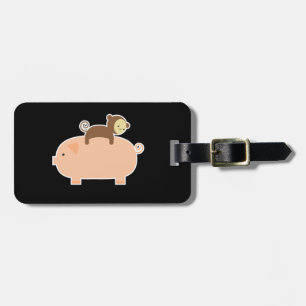 Baby-Affe, der rückwärts auf ein Schwein fährt Gepäckanhänger