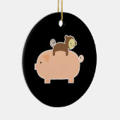 Baby-Affe, der rückwärts auf ein Schwein fährt Keramikornament (Rechts)