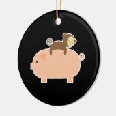 Baby-Affe, der rückwärts auf ein Schwein fährt Keramikornament (Links)