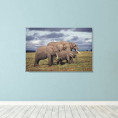 Baby African Elephant mit Familie Leinwanddruck (Insitu (Holzboden))