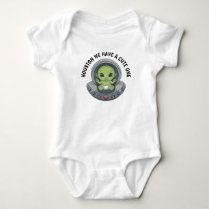 Baby Alien in UFO Strampler