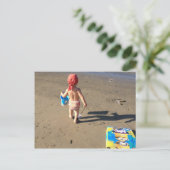 Baby am Strand Postkarte (Stehend Vorderseite)