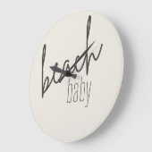 Baby am Strand. Uhr (Winkel)