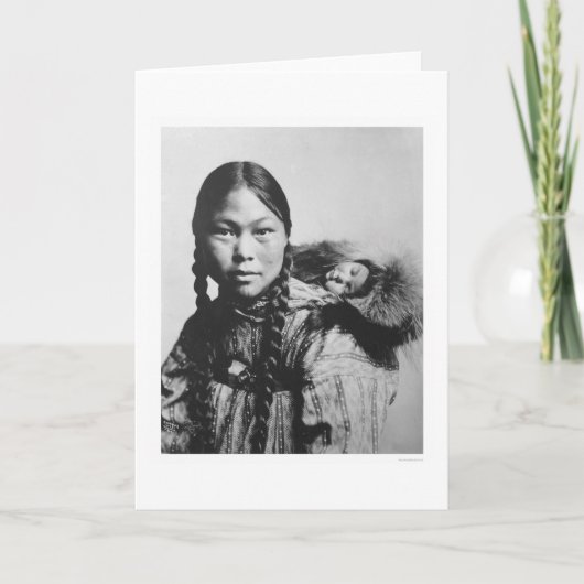Baby auf Eskimo Mama, 1906 Karte (Vorderseite)