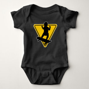 Baby auf (Skate) Board Maternity T - Shirt