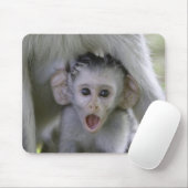 Baby-Baboon unter seiner Mutter Mousepad (Mit Mouse)