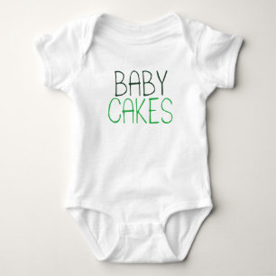 Baby backt Baby-Bodysuit zusammen Strampler