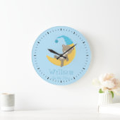 Baby Bear Blue Schlafen auf dem Mond II Große Wanduhr (Zuhause)