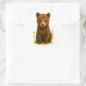 Baby Bear Cub in den Wildblumen Runder Aufkleber (Tasche)