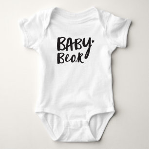 BABY BEAR schwarz Kleinbuchstabe Anführungszeichen Strampler