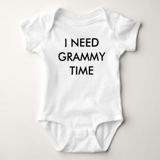 Baby benötigt Grammy Strampler