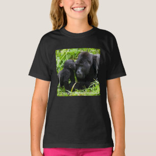 Baby-Berggorilla küsst Silberrücken-Gorilla T-Shirt