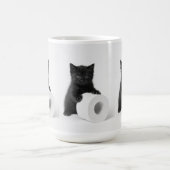 Baby Black Kitten Guarding Toilet Paper Roll On Kaffeetasse (Mittel)