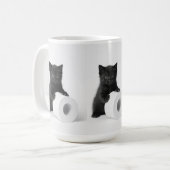 Baby Black Kitten Guarding Toilet Paper Roll On Kaffeetasse (Vorderseite Links)