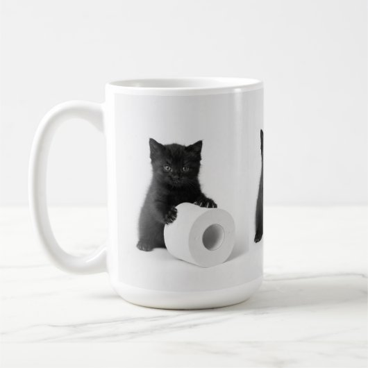 Baby Black Kitten Guarding Toilet Paper Roll On Kaffeetasse (Links)