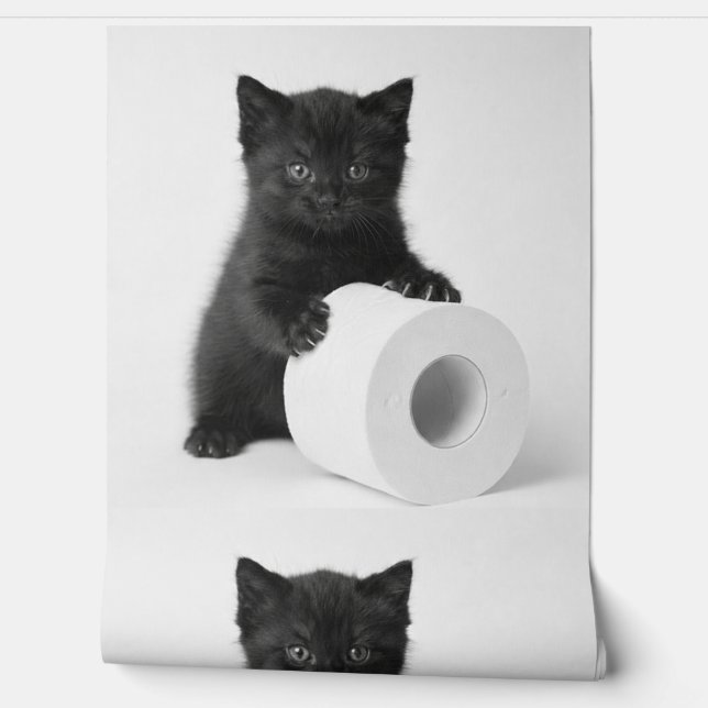 Baby Black Kitten Guarding Toilet Paper Roll On Tapete (Abrollen)