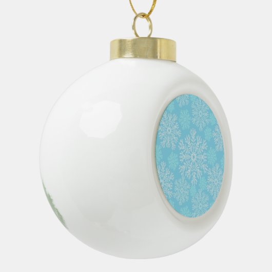 Baby Blue and White Christmas Snowflakes Muster Keramik Kugel-Ornament (Links)