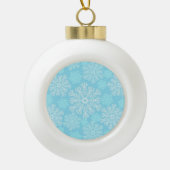 Baby Blue and White Christmas Snowflakes Muster Keramik Kugel-Ornament (Vorderseite)