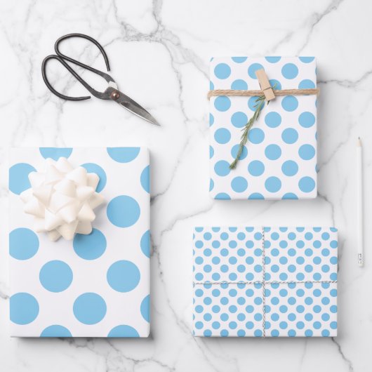 Baby Blue auf Weiß verschiedene Größen Polka Dots Geschenkpapier Set (Vorderseite)