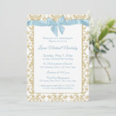 Baby Blue Bow und Gold Damask Taufe Einladung (Stehend Vorderseite)