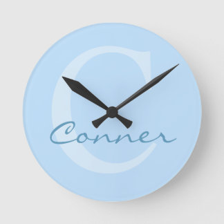 Baby-Blue Custom-Monogramm fürs Kinderzimmer Runde Wanduhr