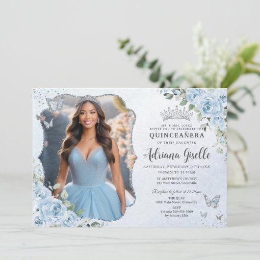 Baby Blue Floral Silver Quinceañera 16. Bild Einladung (Stehend Vorderseite)