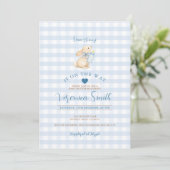 Baby Blue Gingham Bunny Baby Shower Invitation Einladung (Stehend Vorderseite)