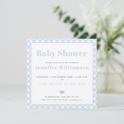 Baby Blue Gingham Pattern Baby Dusche Einladung (Stehend Vorderseite)