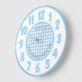 Baby Blue Gingham Polka Dot Numbers Nursery Clock Große Wanduhr (Winkel)