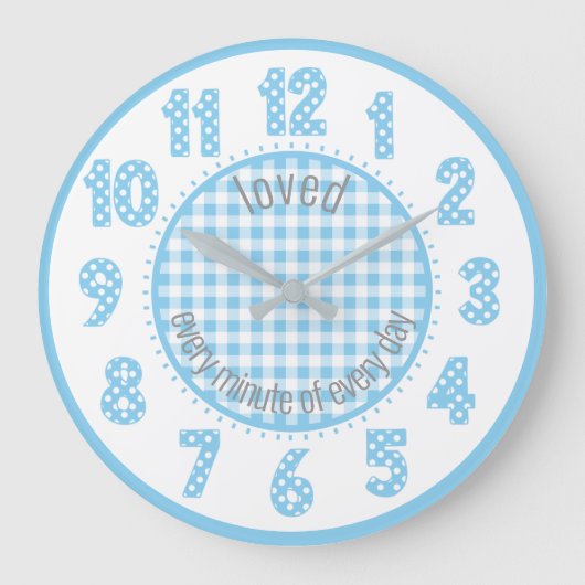 Baby Blue Gingham Polka Dot Numbers Nursery Clock Große Wanduhr (Vorderseite)