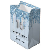 Baby Blue Glitzer Tropfen Name Sweet 16 Mittlere Geschenktüte (Vorderseite Schrägansicht)
