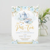 Baby Blue Gold Floral Girls Birthday Tee Party Einladung (Stehend Vorderseite)