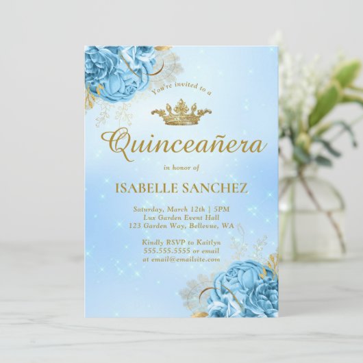 Baby Blue Gold Floral Tiara Quinceanera Einladung (Stehend Vorderseite)