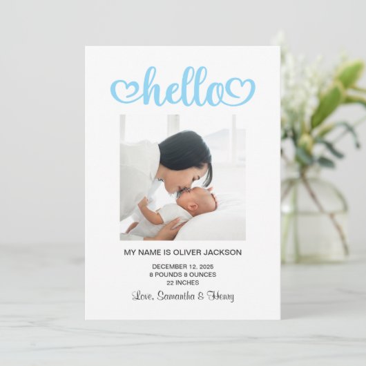 Baby Blue Hello Hearts Script Birth Ankündigung (Stehend Vorderseite)