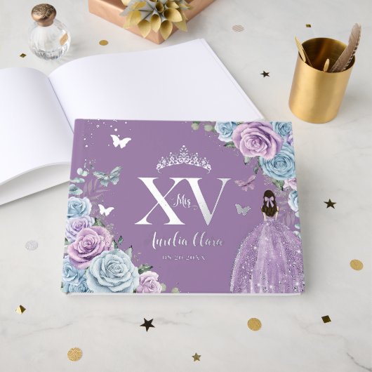 Baby Blue Lila Lilac Floral Silver Quinceañera Gästebuch (Vorderseite offen)