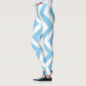 Baby Blue und White Large Size Vert. Zickzack Leggings (Links)