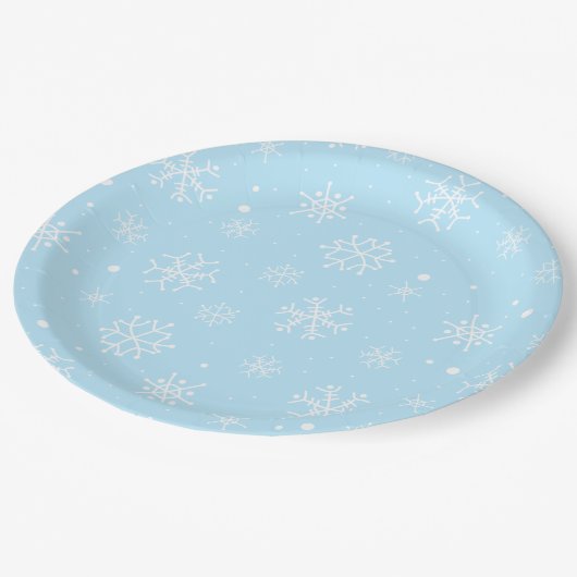 Baby Blue und White Snowflakes Pappteller (Schrägansicht)
