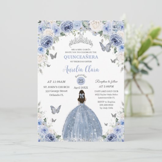 Baby Blue White Floral Princess Quinceañera XV 16 Einladung (Stehend Vorderseite)