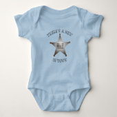 Baby Bodysuit "Es gibt einen neuen Sheriff in Town Baby Strampler (Vorderseite)