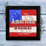 Baby Boomer Erinnerungskiste<br><div class="desc">Baby Boomer Geschenkboxen von ArtMuvz Illustration. Geburtstagsgeschenke, T - Shirt, Geburtstagsgeschenk für Geburtstagsjunge und Geburtstagsmädchen.Geburtstagskleidung, T - Shirt und Geburtstagsgeschenke.Feiern Sie Ihren Geburtstag stilvoll! Das kühn und bunt gestaltete Geburtstagsdesign wird Sie in den Geburtstagsgeist führen! Egal, ob Sie es zu Ihrer Geburtstagsfeier tragen oder einfach nur gewollt haben, Ihren Geburtstagsstolz...</div>