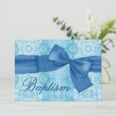 Baby Boy Christening Blue Damask Imitate Bow Einladung (Stehend Vorderseite)