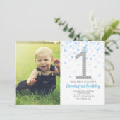 Baby Boy First Birthday Blue Confetti Foto Einladung (Stehend Vorderseite)