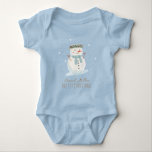 Baby Boy Niedlich Snowman First Christmas Baby Strampler<br><div class="desc">Delikate Aquarelldesigns mit spielerischen Schneemännern und wirbelnden Schneeflocken Set die Szene für ein magisches erstes Fest. Es ist ein Wintermärchen,  das nur für den Meilenstein Ihres Babys gemacht wurde.</div>