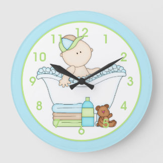 Baby Boy nimmt die Wanduhr eines Babys
