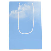 Baby Boy on Clothesline Medium Geschenktasche Mittlere Geschenktüte (Rückseite)