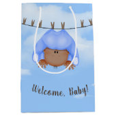 Baby Boy on Clothesline Medium Geschenktasche Mittlere Geschenktüte (Vorderseite)