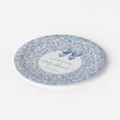 Baby Boy Shower Blau-Weißes Blumenmuster Bow Pappteller (Schrägansicht)