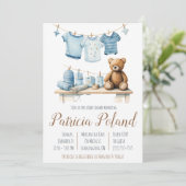 Baby Boy's Clothes auf Clothesline Baby Shower Einladung (Stehend Vorderseite)