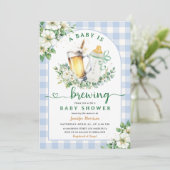 Baby Brewing Beer Baby Shower Boy Blue Gingham Einladung (Stehend Vorderseite)