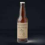 Baby Brewing Beer Couple's Baby Shower Bierflaschenetikett<br><div class="desc">Handgezeichnet Bier- und Babyflaschen-Toast-Kunstwerk auf einem wunderbar rustikalen Kraftrad. Viele passende Artikel gibt es in der "Rustic Brauy on Kraft Background" Kollektion in meinem Shop.</div>